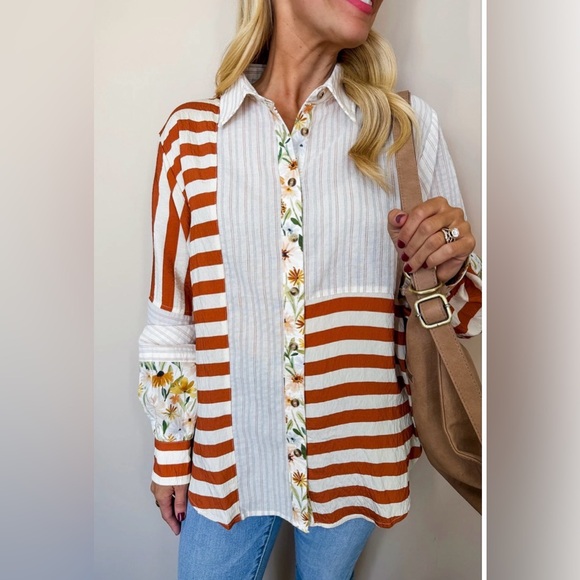 BUTTON ME FLORAL TOP - Picture 3 of 4